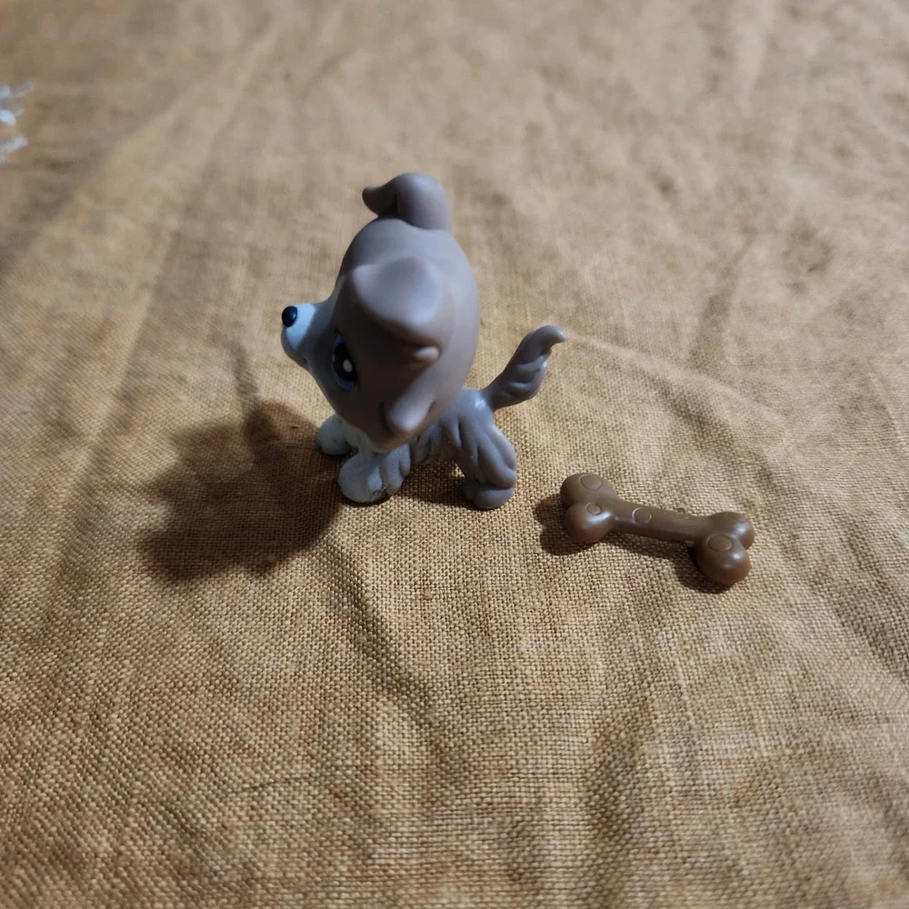 Littlest Pet Shop Border Collie 67 Grey White Blue Eyes Dog Figure with Bone